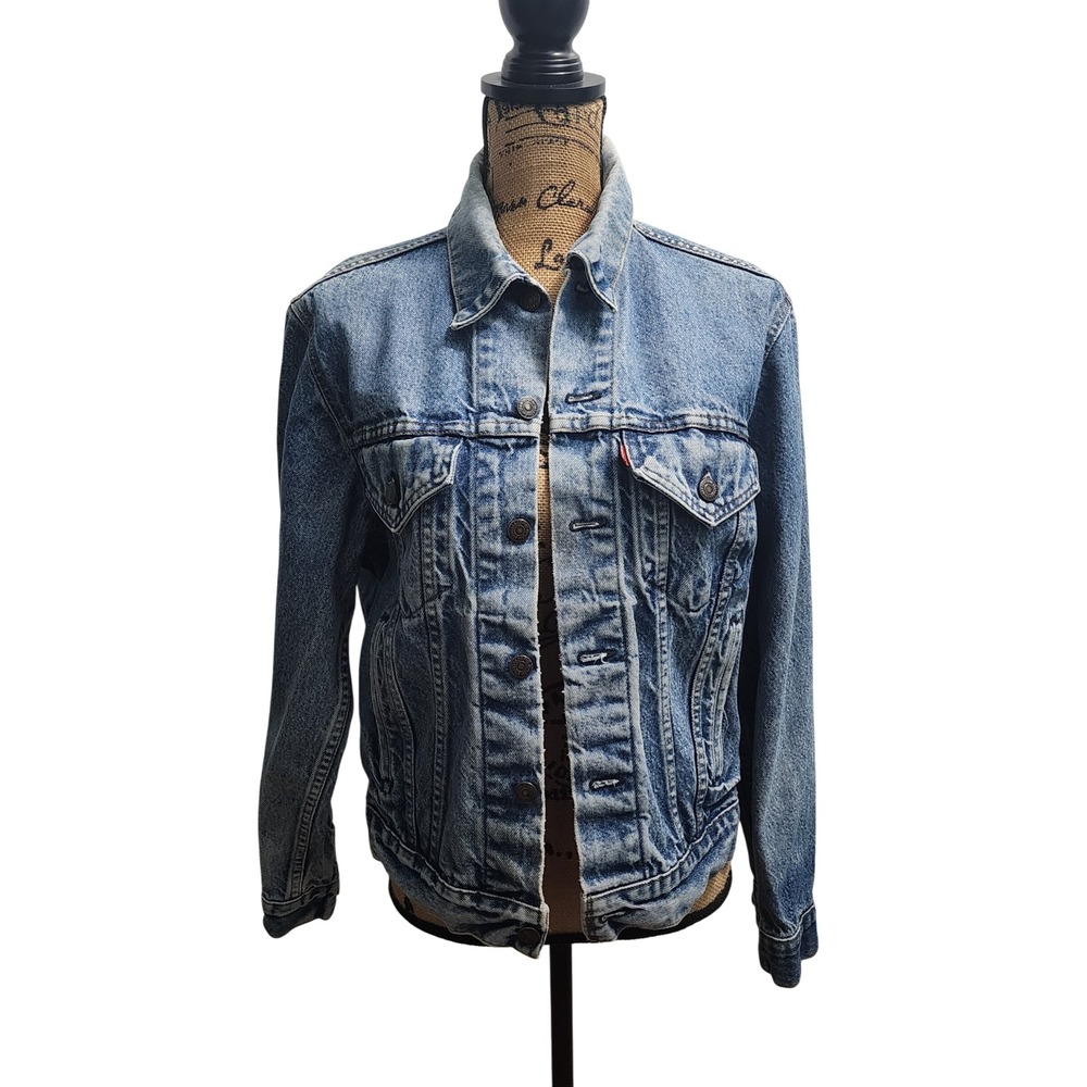 Vtg Levi's Denim Trucker Jacket Classic‎ Fit Light Wash Jean 40 Made in USA